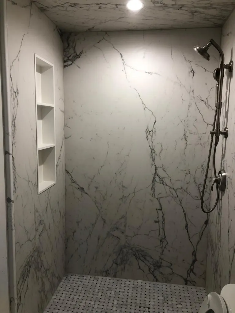 Shower walls in white veined stone